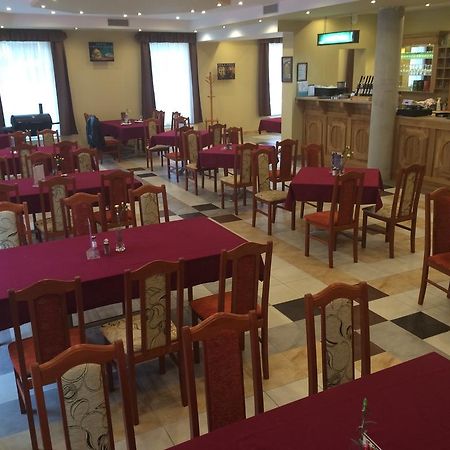 Aranytal Panzio Bed & Breakfast Komarom Bagian luar foto