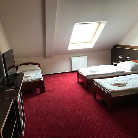 Aranytal Panzio Bed & Breakfast Komarom Bagian luar foto