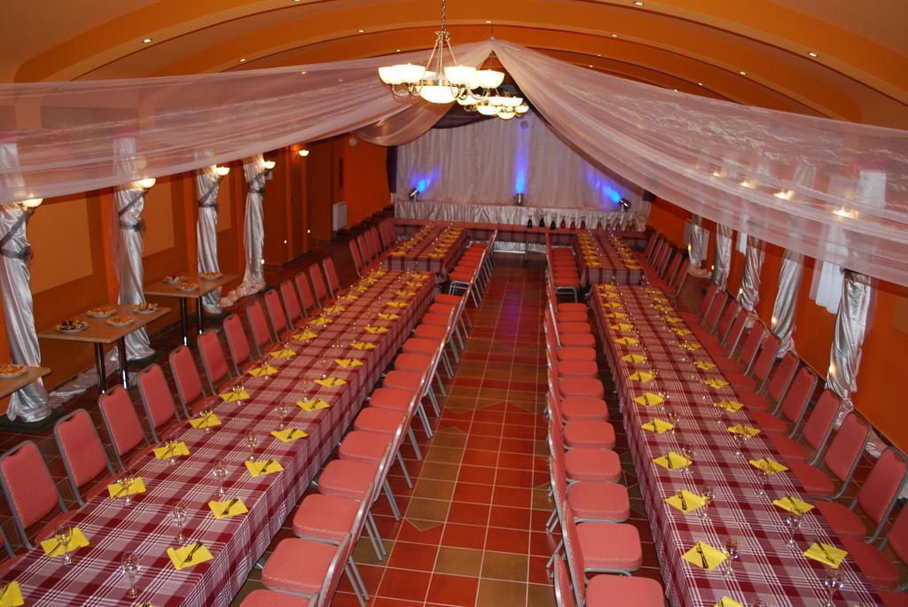 Aranytal Panzio Bed & Breakfast Komarom Bagian luar foto