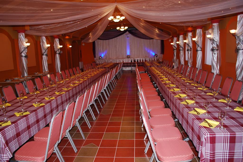 Aranytal Panzio Bed & Breakfast Komarom Bagian luar foto