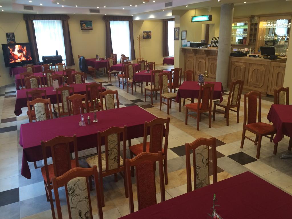 Aranytal Panzio Bed & Breakfast Komarom Bagian luar foto
