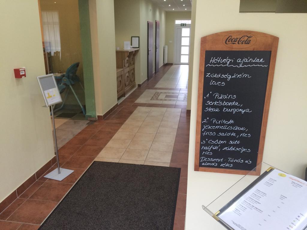 Aranytal Panzio Bed & Breakfast Komarom Bagian luar foto