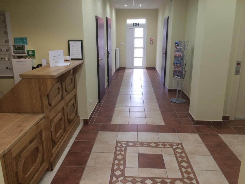 Aranytal Panzio Bed & Breakfast Komarom Bagian luar foto
