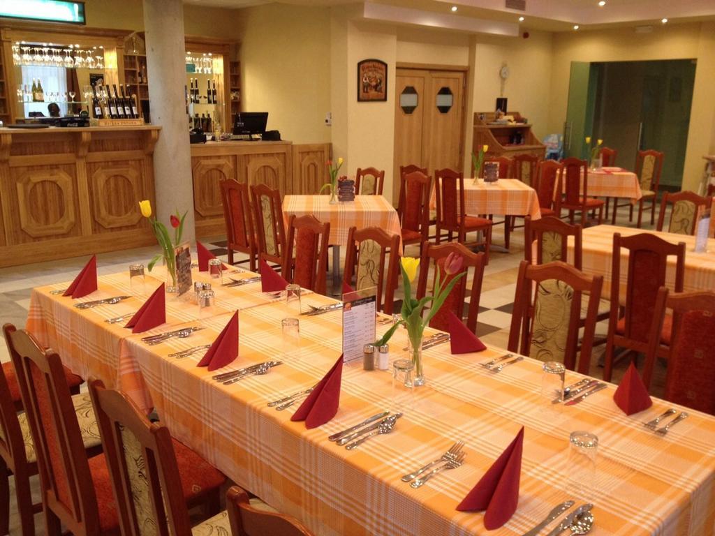 Aranytal Panzio Bed & Breakfast Komarom Bagian luar foto