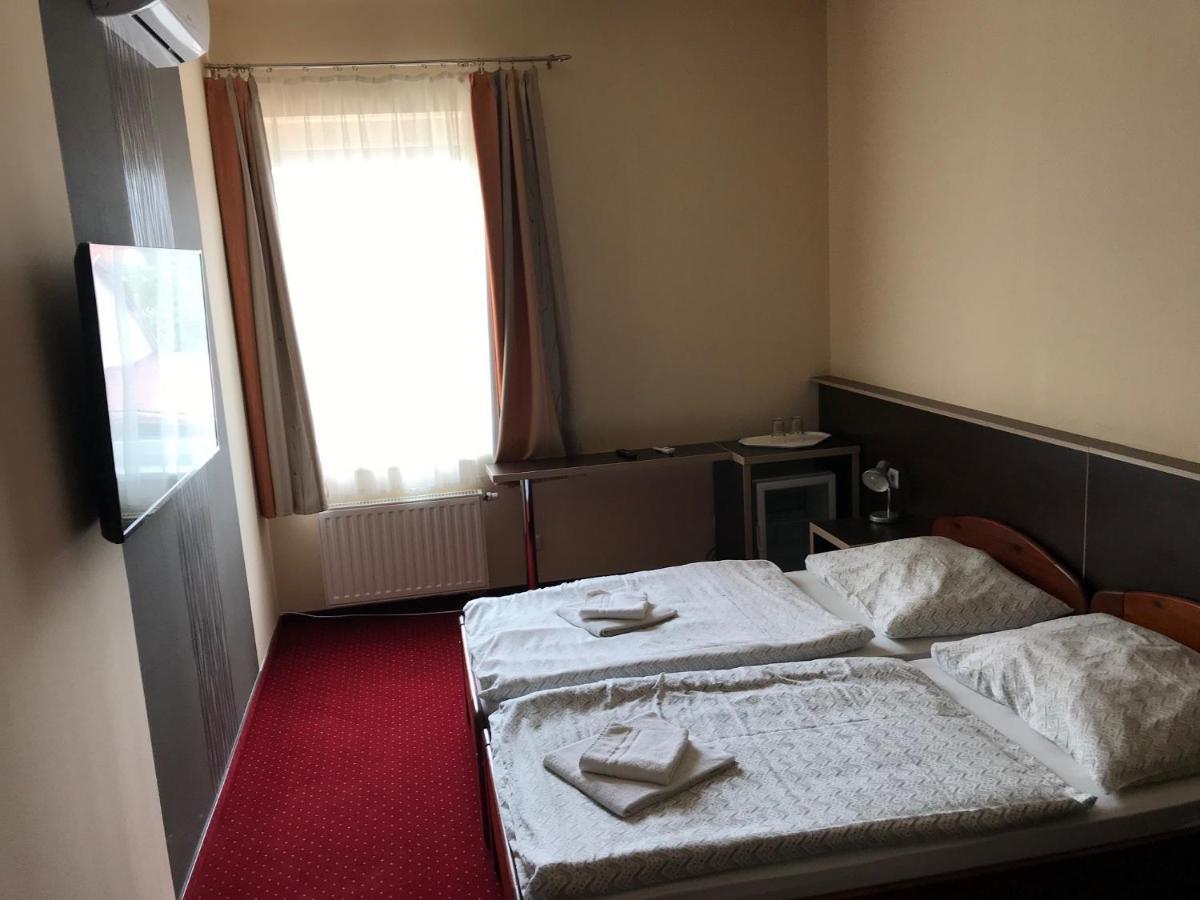 Aranytal Panzio Bed & Breakfast Komarom Bagian luar foto