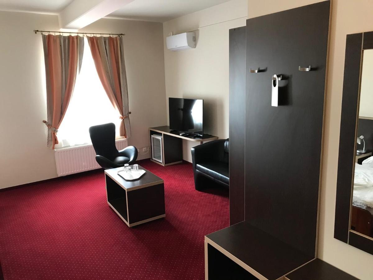Aranytal Panzio Bed & Breakfast Komarom Bagian luar foto
