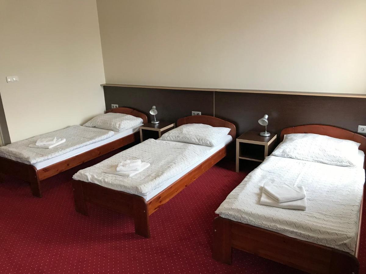 Aranytal Panzio Bed & Breakfast Komarom Bagian luar foto